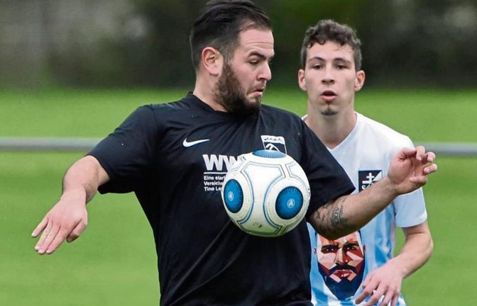 Geschickt schirmt Riets Pasquale Arena den Ball gegen Tobias Göllner ab. Foto: Leitner