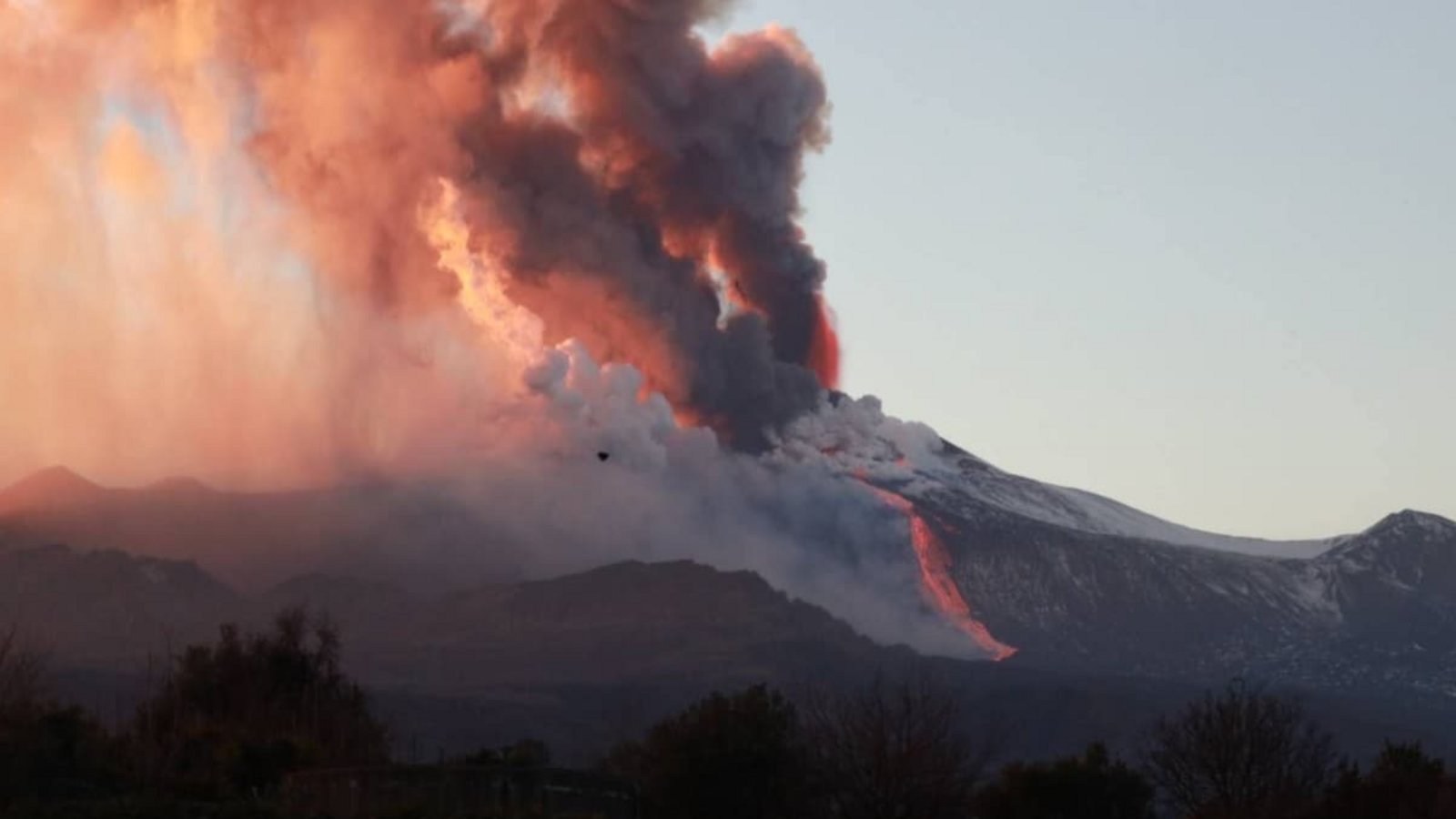 Wer hätte es gedacht, dass ein Vulkan im fernen Sizilien einmal das Geschehen beim TSV Bernhausen beeinflussen könnte.imago images/Independent Photo Agency Int. Wer hätte es gedacht, dass ein Vulkan im fernen Sizilien einmal das Geschehen beim TSV Bernhausen beeinflussen könnte.imago images/Independent Photo Agency Int.