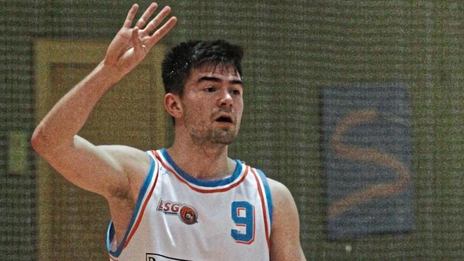 Als Pointguard und einer der ältesten Spieler im Kader der BSG Vaihingen/Sachsenheim ist Achim Jesser der verlängerte Arm von Trainer Oliver Gais auf dem Spielfeld. Foto: Nachreiner Als Pointguard und einer der ältesten Spieler im Kader der BSG Vaihingen/Sachsenheim ist Achim Jesser der verlängerte Arm von Trainer Oliver Gais auf dem Spielfeld. Foto: Nachreiner