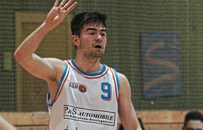 Als Pointguard und einer der ältesten Spieler im Kader der BSG Vaihingen/Sachsenheim ist Achim Jesser der verlängerte Arm von Trainer Oliver Gais auf dem Spielfeld. Foto: Nachreiner
