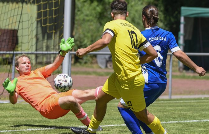 Zu einem verlässlichen Rückhalt im Tor der Gündelbacher hat sich Falk Zeeh (links) in den vergangenen Jahren entwickelt. Jetzt hört er auf.   <span class='image-autor'>Foto: Leitner</span>