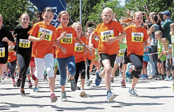 Der größte Ansturm herrschte bei der Laufveranstaltung des TSV Oberriexingen auf die Konkurrenzen der Schüler (oberes Bild). Bei den Bambini wurde jeder Teilnehmer gleich im Ziel mit einer Medaille behängt, was aber manchmal etwas Überredungskünste kostete (unten links). Und dass es nicht immer ganz bierernst zuging, beweist der Musiker mit Luftgitarre am Zehner-Start. Fotos: Küppers