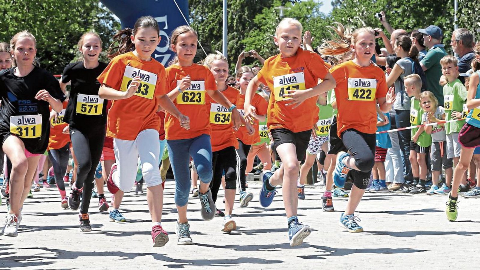 Der größte Ansturm herrschte bei der Laufveranstaltung des TSV Oberriexingen auf die Konkurrenzen der Schüler (oberes Bild). Bei den Bambini wurde jeder Teilnehmer gleich im Ziel mit einer Medaille behängt, was aber manchmal etwas Überredungskünste kostete (unten links). Und dass es nicht immer ganz bierernst zuging, beweist der Musiker mit Luftgitarre am Zehner-Start. Fotos: Küppers Der größte Ansturm herrschte bei der Laufveranstaltung des TSV Oberriexingen auf die Konkurrenzen der Schüler (oberes Bild). Bei den Bambini wurde jeder Teilnehmer gleich im Ziel mit einer Medaille behängt, was aber manchmal etwas Überredungskünste kostete (unten links). Und dass es nicht immer ganz bierernst zuging, beweist der Musiker mit Luftgitarre am Zehner-Start. Fotos: Küppers