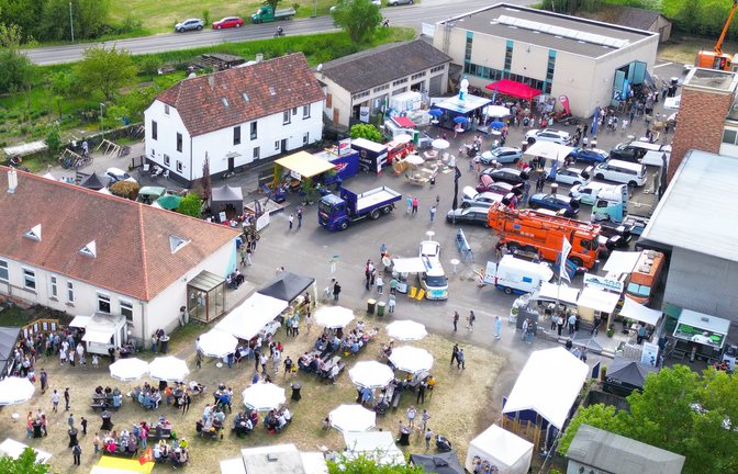 Blick über das Messe-Gelände: Die seltene Möglichkeit, das Häcker-Areal hautnah zu erleben, lockt von Freitag bis Sonntag Tausende Besucherinnen und Besucher an.  <span class='image-autor'>Foto: Küppers</span>