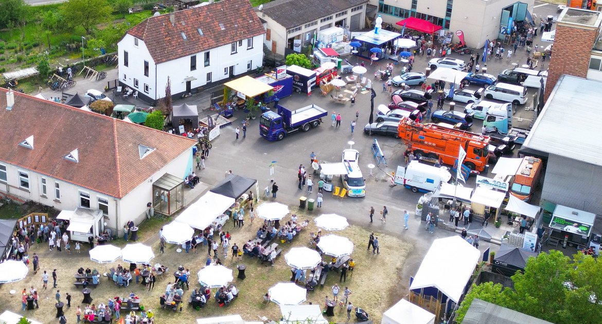 12. Vaihinger 12. Messe 2026 auf dem Häcker-Areal, das später zur Gartenschau Vaihingen Enzückt 2029 werden soll, vorderer Bereich mit Gastro und Ständen, vorne Uferbewuchs der Enz, Bildmitte die Auricher Straße, Drohnenbild, Luftbild mit Drohne