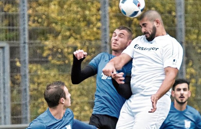 Gündelbachs Volkan Akdeniz (in Weiß) im Kopfballduell mit Edison Cenaj – am Ende hat der VfB Vaihingen mit 5:0 die Nase deutlich vorn. Foto: Leitner