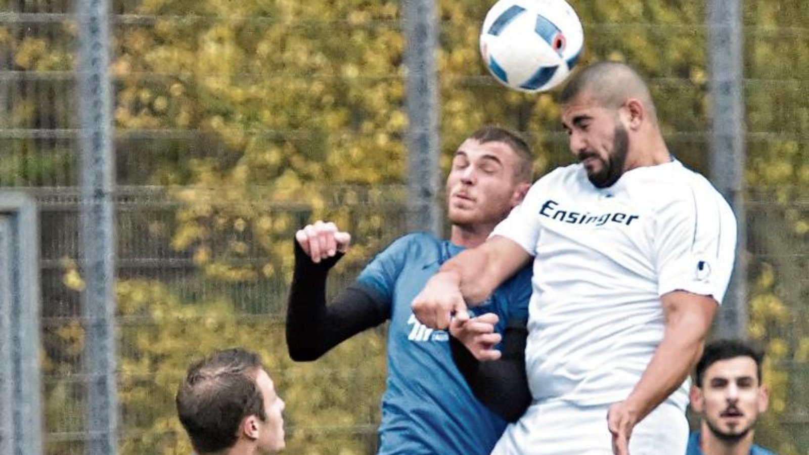 Gündelbachs Volkan Akdeniz (in Weiß) im Kopfballduell mit Edison Cenaj – am Ende hat der VfB Vaihingen mit 5:0 die Nase deutlich vorn. Foto: Leitner Gündelbachs Volkan Akdeniz (in Weiß) im Kopfballduell mit Edison Cenaj – am Ende hat der VfB Vaihingen mit 5:0 die Nase deutlich vorn. Foto: Leitner