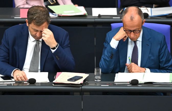 Vor ihnen liegen schwierige Monate: Finanzminister Lars Klingbeil (SPD) und Kanzler Friedrich Merz (CDU).<span class='image-autor'>Elisa Schu/dpa</span>