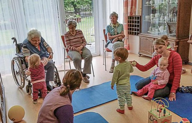 Die Heimbewohner erinnern sich an die Zeit mit ihren eigenen Enkeln.  Foto: p