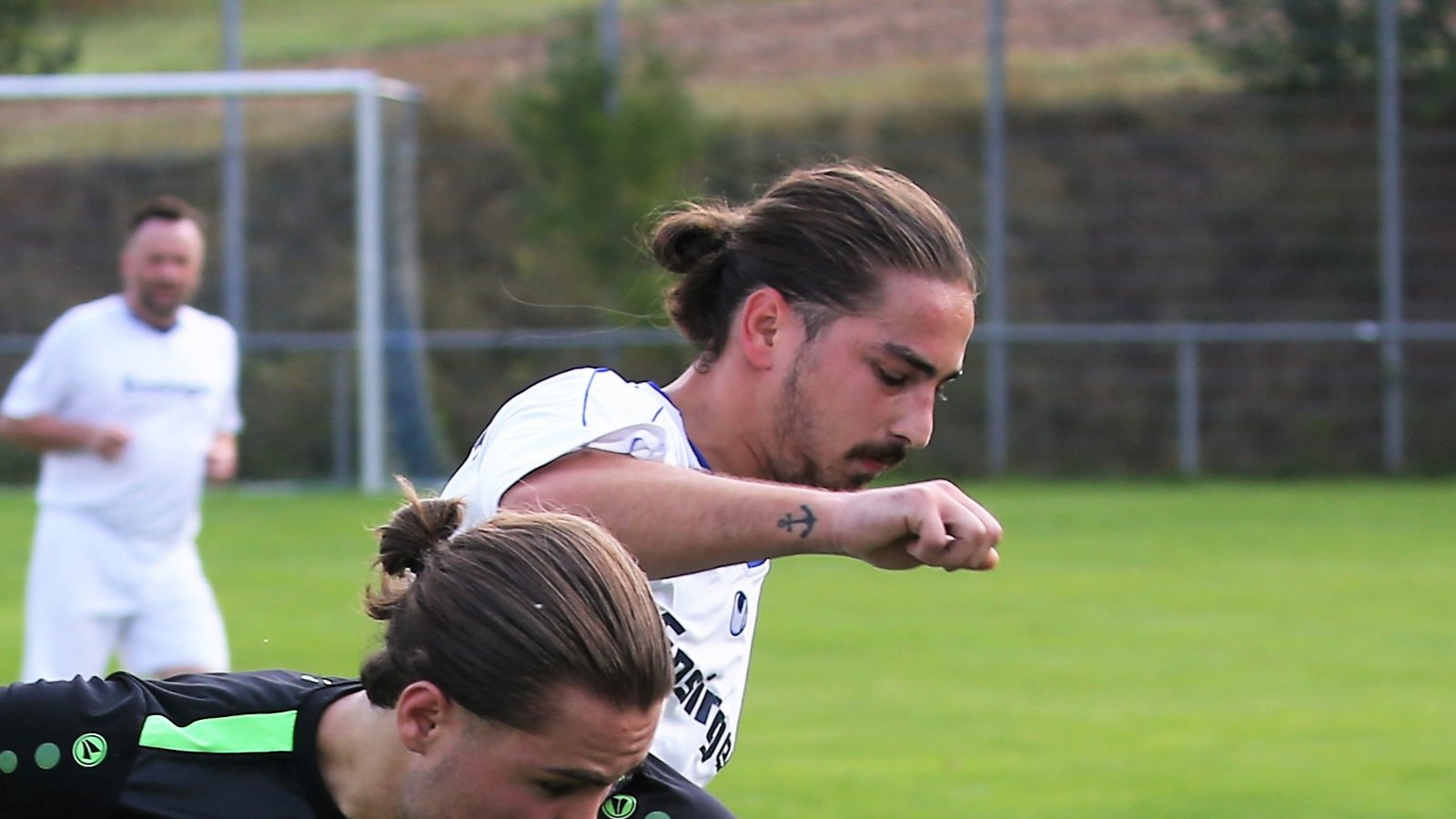 FCG-Kapitän Juri Grinko (hinten) kommt vor seinem Markgröninger Gegenspieler Osman Sercük an den Ball, doch Gündelbach verliert vor heimischem Publikum mit 2:4. Foto: Küppers FCG-Kapitän Juri Grinko (hinten) kommt vor seinem Markgröninger Gegenspieler Osman Sercük an den Ball, doch Gündelbach verliert vor heimischem Publikum mit 2:4. Foto: Küppers
