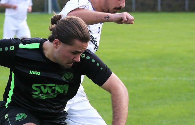 FCG-Kapitän Juri Grinko (hinten) kommt vor seinem Markgröninger Gegenspieler Osman Sercük an den Ball, doch Gündelbach verliert vor heimischem Publikum mit 2:4. <span class='image-autor'>Foto: Küppers</span>