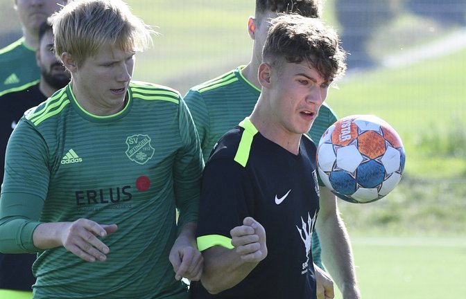Könnten weitere Punkte beide dringend brauchen: Alexander Huber vom SV Iptingen (links), der gegen Kirchheim spielt, und Enzweihingens Justin Stroh, der in Sersheim ran muss. <span class='image-autor'>Foto: Leitner</span>