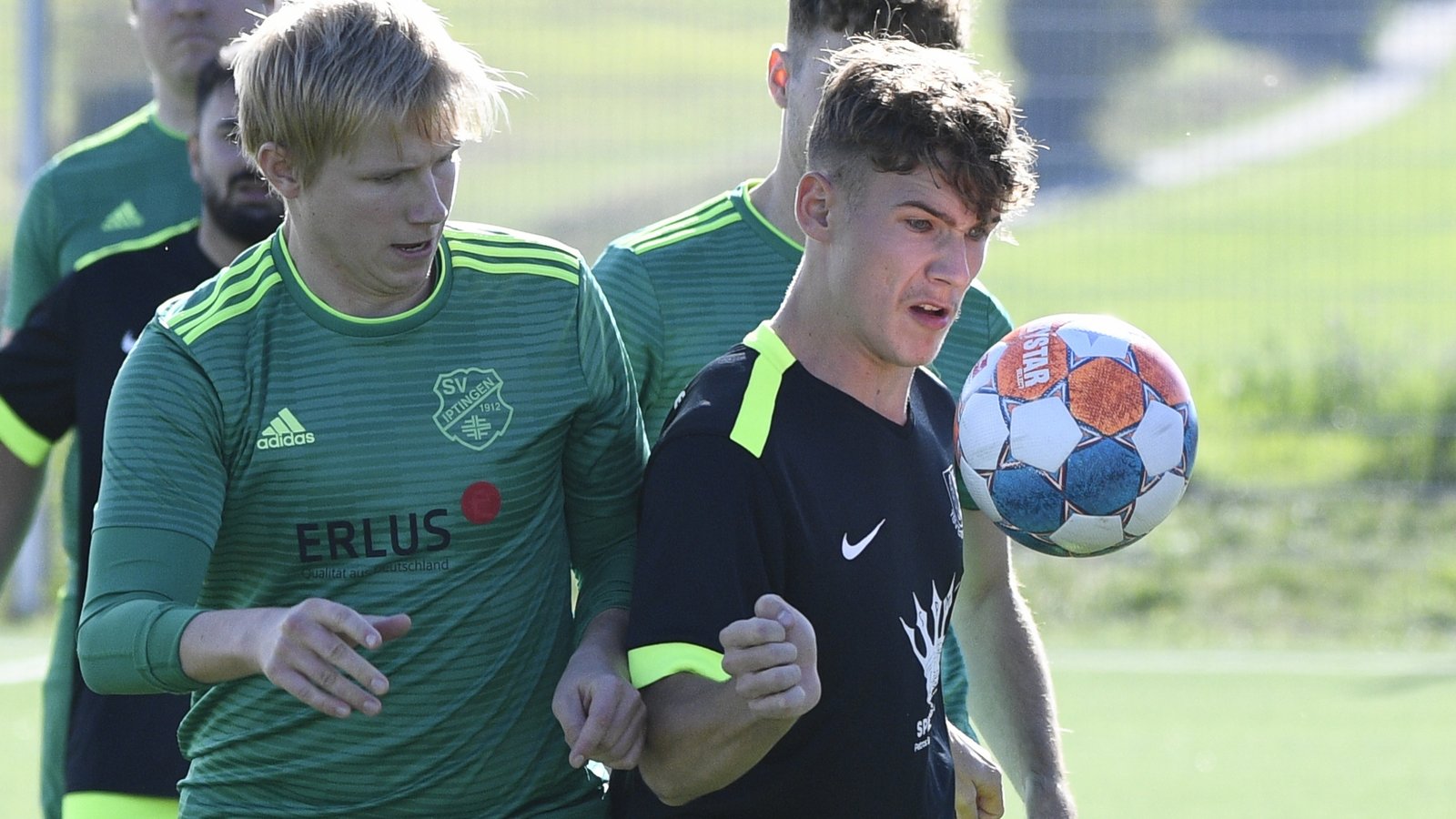 Könnten weitere Punkte beide dringend brauchen: Alexander Huber vom SV Iptingen (links), der gegen Kirchheim spielt, und Enzweihingens Justin Stroh, der in Sersheim ran muss. Foto: Leitner