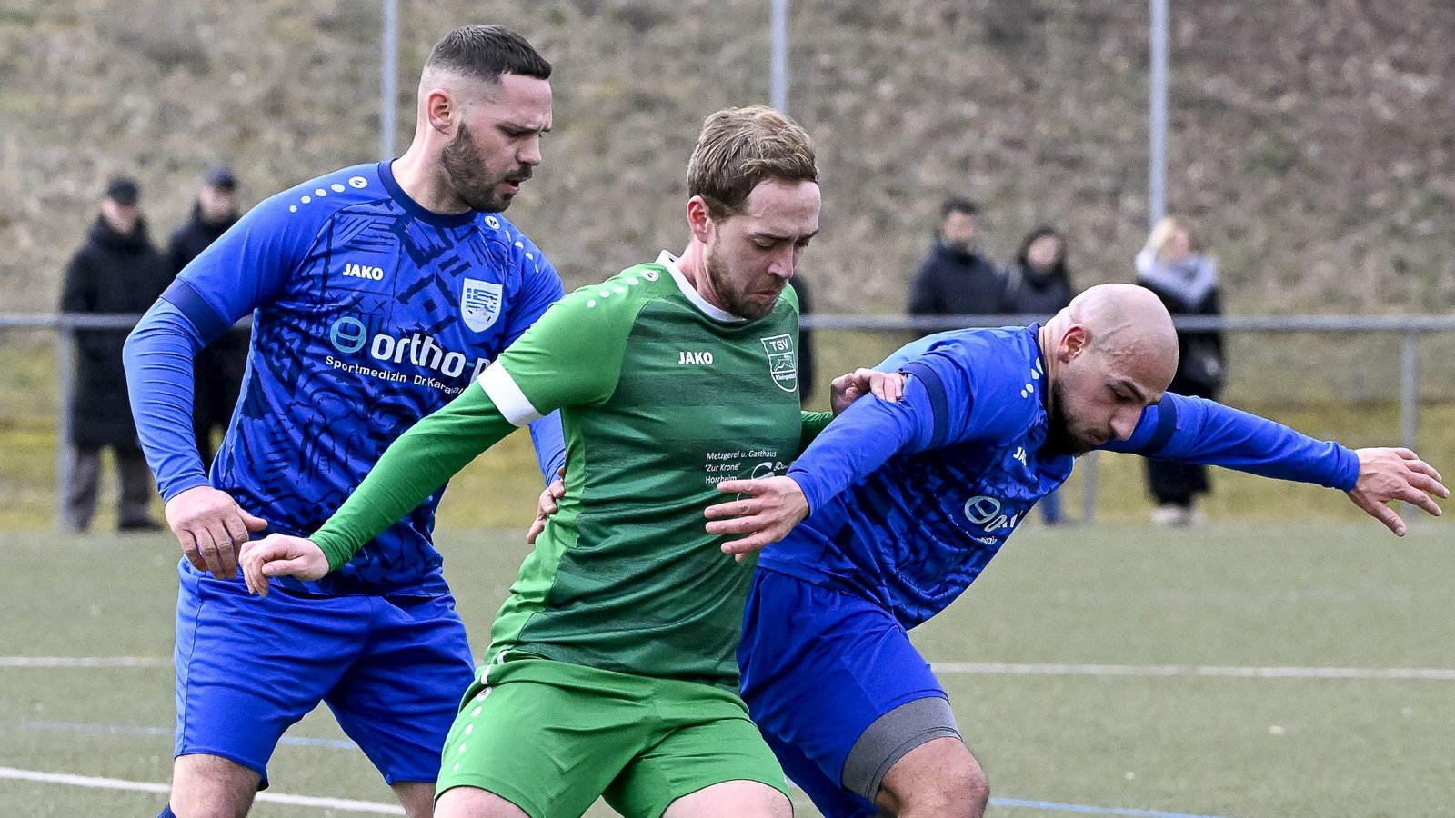 Lukas Strauß (Mitte) ist mit dem TSV Kleinglattbach mittlerweile unter Zugzwang. Foto: Leitner