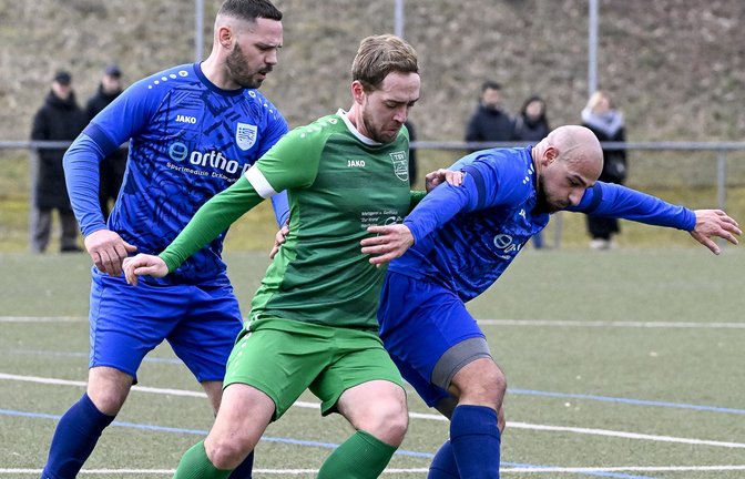 Lukas Strauß (Mitte) ist mit dem TSV Kleinglattbach mittlerweile unter Zugzwang. <span class='image-autor'>Foto: Leitner</span>