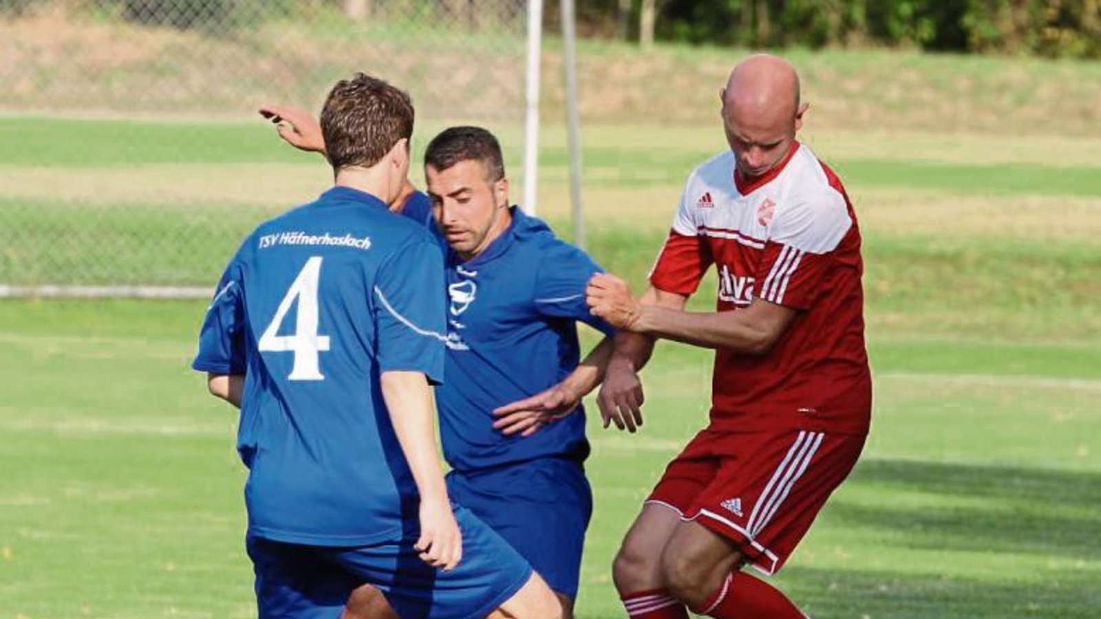 Das Kirbachtalderby zwischen Philipp Gögel von der SGM Hohenhaslach/Freudental und Erkan Nakis vom TSV Häfnerhaslach (von rechts) kann es beim Sachsenheimer Stadtpokal erst in einem Platzierungsspiel geben. Foto: Nachreiner Das Kirbachtalderby zwischen Philipp Gögel von der SGM Hohenhaslach/Freudental und Erkan Nakis vom TSV Häfnerhaslach (von rechts) kann es beim Sachsenheimer Stadtpokal erst in einem Platzierungsspiel geben. Foto: Nachreiner