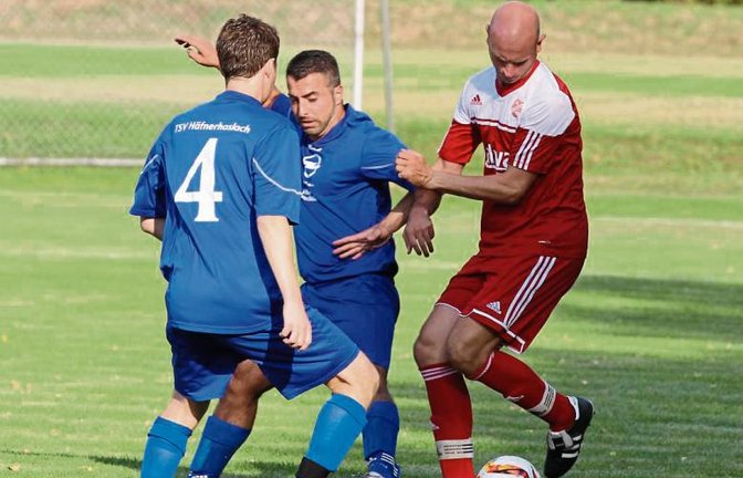 Das Kirbachtalderby zwischen Philipp Gögel von der SGM Hohenhaslach/Freudental und Erkan Nakis vom TSV Häfnerhaslach (von rechts) kann es beim Sachsenheimer Stadtpokal erst in einem Platzierungsspiel geben.  Foto: Nachreiner