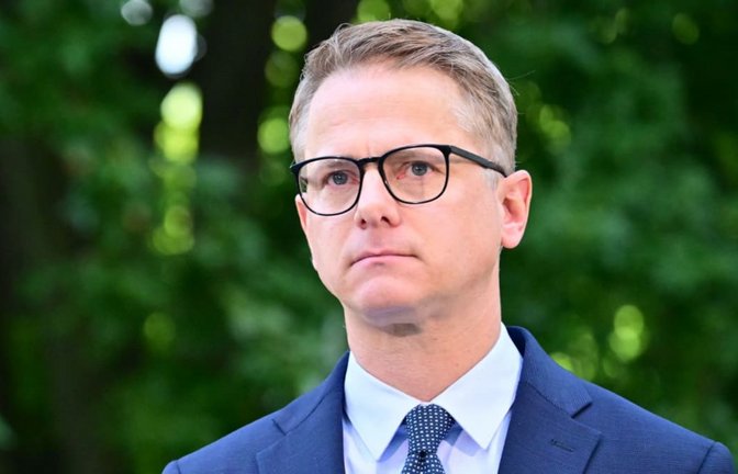 Der Respekt vor der Aufgabe ist ihm ins Gesicht geschrieben: der bisherige CDU-Generalsekretär Carsten Linnemann bei seiner Vorstellung als künftiger Bundesgesundheitsminister.<span class='image-autor'>Sebastian Gollnow/dpa</span>