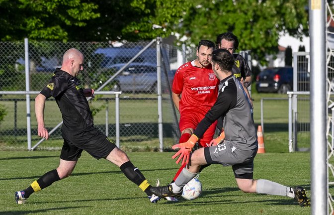 Der Großglattbacher Tobias Baisch (Mitte) scheitert am Ensinger Keeper Moritz Till. <span class='image-autor'>Foto: Leitner</span>