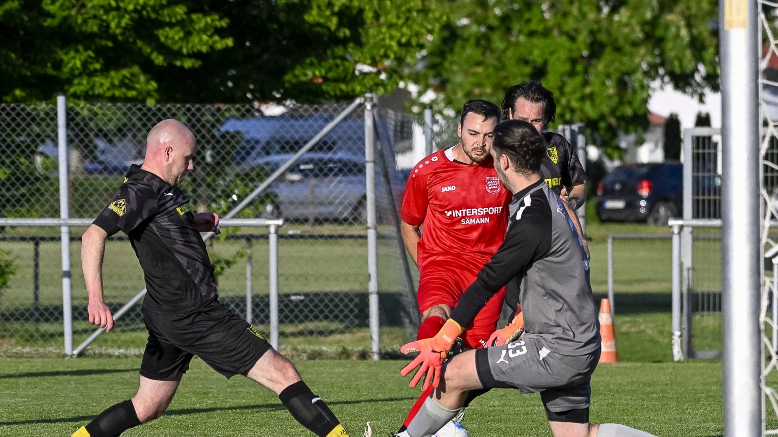 Der Großglattbacher Tobias Baisch (Mitte) scheitert am Ensinger Keeper Moritz Till. Foto: Leitner Der Großglattbacher Tobias Baisch (Mitte) scheitert am Ensinger Keeper Moritz Till. Foto: Leitner