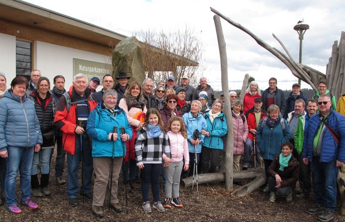 Die drei gut gelaunten Albvereinsgruppen aus Häfnerhaslach, Hohenhaslach und Sachsenheim versammelten sich vor dem Naturschutzzentrum, unterhalb des Storchennests, zum Gruppenfoto.    <span class='image-autor'>Foto: Makkens</span>