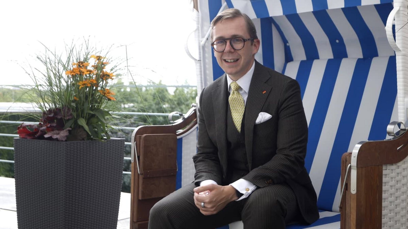 Philipp Amthor hatte auf dem Balkon des Kanzleramts einen hochwertigen Strandkorb platzieren lassen – jetzt ist er wieder weg.IMAGO/Berlinfoto