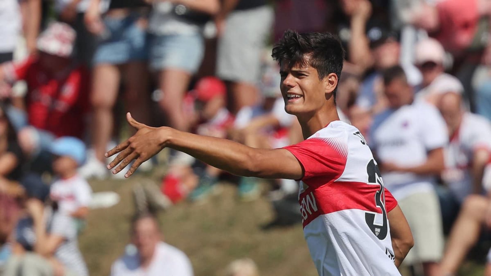 Chema ist ein Spielertyp, der im Mittelfeld gerne dirigiert.Baumann Chema ist ein Spielertyp, der im Mittelfeld gerne dirigiert.Baumann