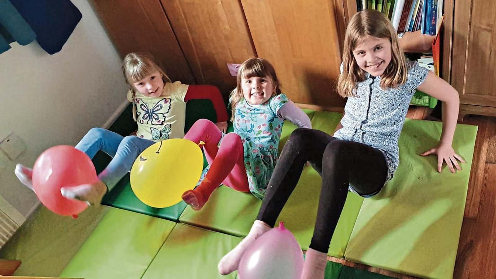 Füße und Luftballons in die Höhe! Familie Schwartz – von links Maira, Hanna und Liah – nutzt die Zeit ohne Wettkampfgymnastik für gezielte Übungen daheim. Fotos: privat (3), Rücker Füße und Luftballons in die Höhe! Familie Schwartz – von links Maira, Hanna und Liah – nutzt die Zeit ohne Wettkampfgymnastik für gezielte Übungen daheim. Fotos: privat (3), Rücker