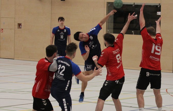 Mit vereinten Kräften gelingt es den Spielern des HC Metter-Enz den heranstürmenden Minh-Huan Hoang vom TSV Oberriexingen am Wurf zu hindern. <span class='image-autor'>Foto: Dittrich</span>