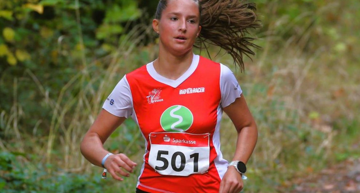 Leichtathletik, Laufen, Volkslauf, Heckengäulauf der SFG Serres zwischen Wiernsheim und Wurmberg,Siegerin 5km Jula Böhm (nicht Julia!) TV Bretten Triathlon in 22:21 Minuten