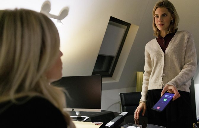 Stella (Bettine Langehein, r.) ist elektrisiert, als sich jemand auf ihr Flugblatt meldet. Links Patrizia (Miriam Lahnstein)<span class='image-autor'>Foto: RTL / Sebastian Meyer</span>