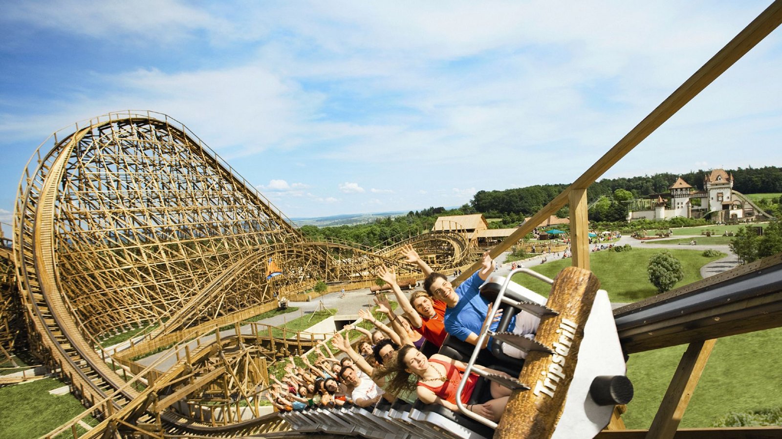Platz 2: Die 2008 eingeweihte Holzachterbahn Mammut gehört zweifellos zu den bekanntesten Attraktionen in Tripsdrill: In Zügen, die wie Sägen gestaltet sind, brettern die Fahrgäste mit über 80 Sachen auf einer Strecke von 860 Metern durch die riesige Sägemühle.Foto: oh/Tripsdrill