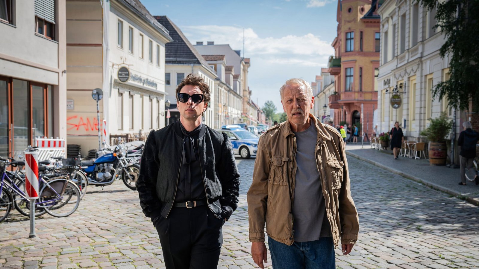 Coole Ermittler zwischen sanierten FassadenFoto: rbb/Christoph Assmann