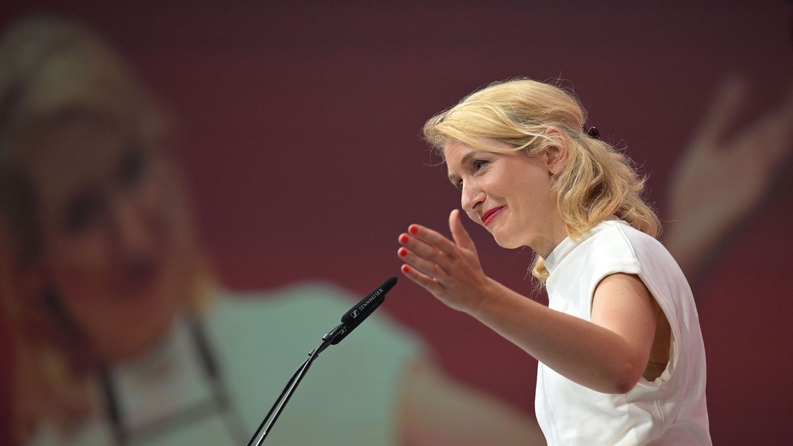 Ines Schwerdtner schlug in ihrer Rede den Bogen von Rosa Luxemburg bis zur Gegenwart.Foto: Michael Bahlo/dpa