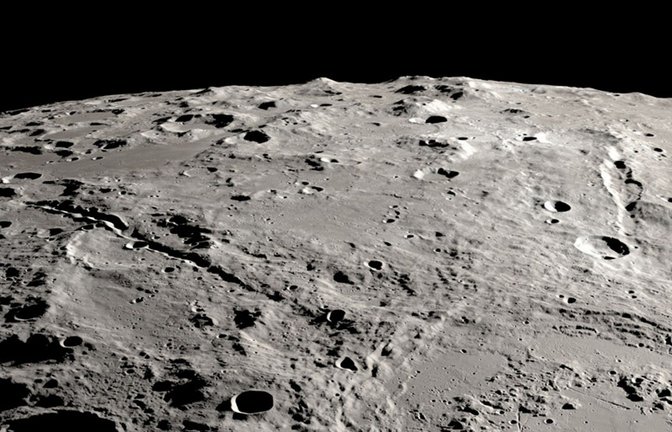 Blick auf die beiden großen Mondschluchten Vallis Schrödinger (links) und Vallis Planck (Mitte). Jeder von ihnen ist tiefer als der Grand Canyon.<span class='image-autor'>Foto: © Nasa/SVS/Ernie T. Wright</span>