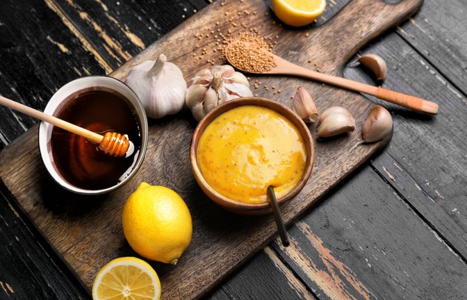 Hier finden Sie ein einfaches Grundrezept für Senf und 3 leckere Variationen.<span class='image-autor'>Foto: Pixel-Shot / Shutterstock.com</span>