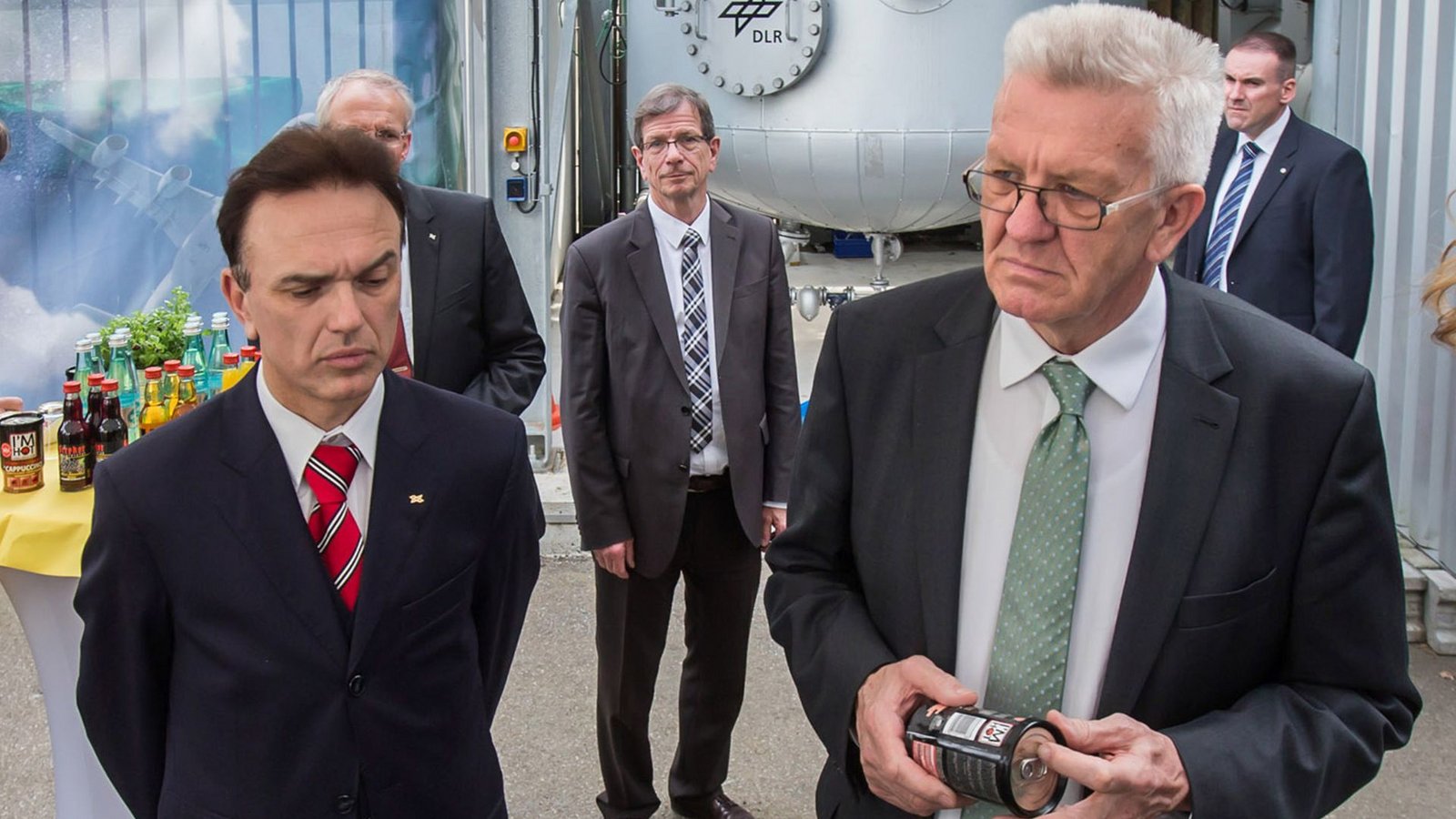Der Physiker André Thess (Mitte, rote Krawatte) hatte die Petition „Stuttgarter Erklärung“ initiiert. Auf dem Bild ist er mit Ministerpräsident Winfried Kretschmann (Grüne) zu sehen.Foto: Achim Zweygarth Der Physiker André Thess (Mitte, rote Krawatte) hatte die Petition „Stuttgarter Erklärung“ initiiert. Auf dem Bild ist er mit Ministerpräsident Winfried Kretschmann (Grüne) zu sehen.Foto: Achim Zweygarth