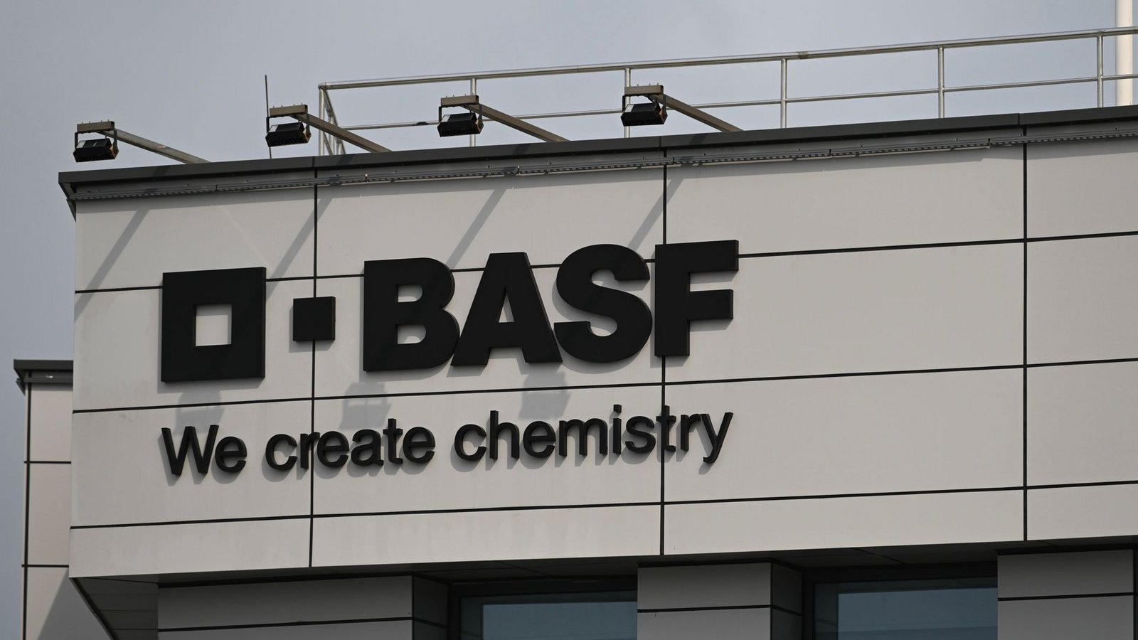 Der Chemiekonzern BASF hat auch im ersten Quartal den Wettbewerbsdruck zu spüren bekommen (Symbolfoto).Foto: Johannes Neudecker/dpa/Johannes Neudecker