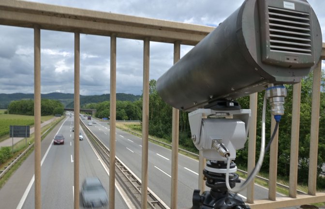 Handy am Steuer? Die Monocams entlarven Verkehrssünder aus erhöhter Position.<span class='image-autor'>Foto: dpa/Harald Tittel</span>