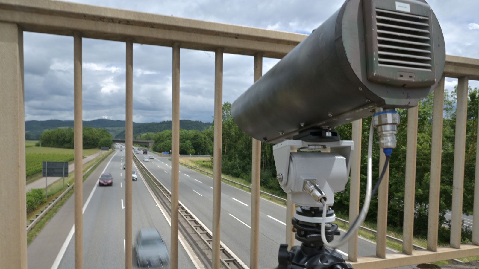 Handy am Steuer? Die Monocams entlarven Verkehrssünder aus erhöhter Position.Foto: dpa/Harald Tittel Handy am Steuer? Die Monocams entlarven Verkehrssünder aus erhöhter Position.Foto: dpa/Harald Tittel