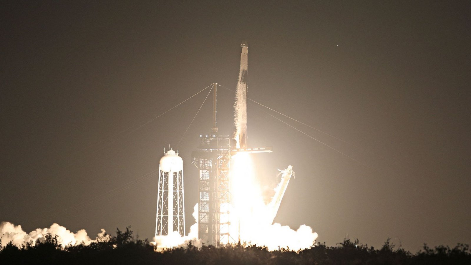 Vier Menschen auf dem Weg in den Orbit: Raketenstart in Cape Canaveral.Foto: AFP/GREGG NEWTON Vier Menschen auf dem Weg in den Orbit: Raketenstart in Cape Canaveral.Foto: AFP/GREGG NEWTON