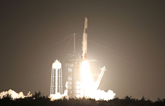Vier Menschen auf dem Weg in den Orbit: Raketenstart in Cape Canaveral.<span class='image-autor'>Foto: AFP/GREGG NEWTON</span>