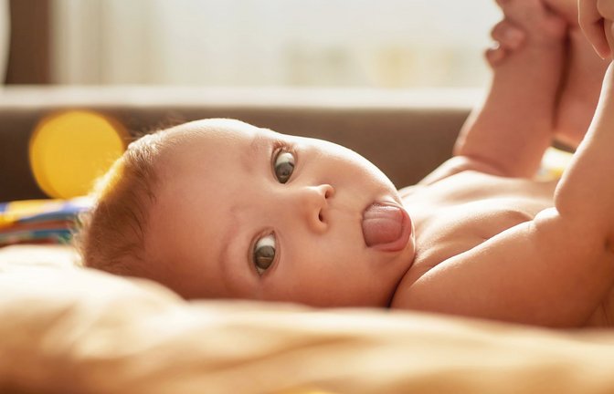 Schon für die  Kleinsten ist eine bewegliche Zunge wichtig: Hat die Zunge zu wenig Spielraum, kann es Stillprobleme geben.<span class='image-autor'>Foto: stock.adobe.com/Svitlana</span>