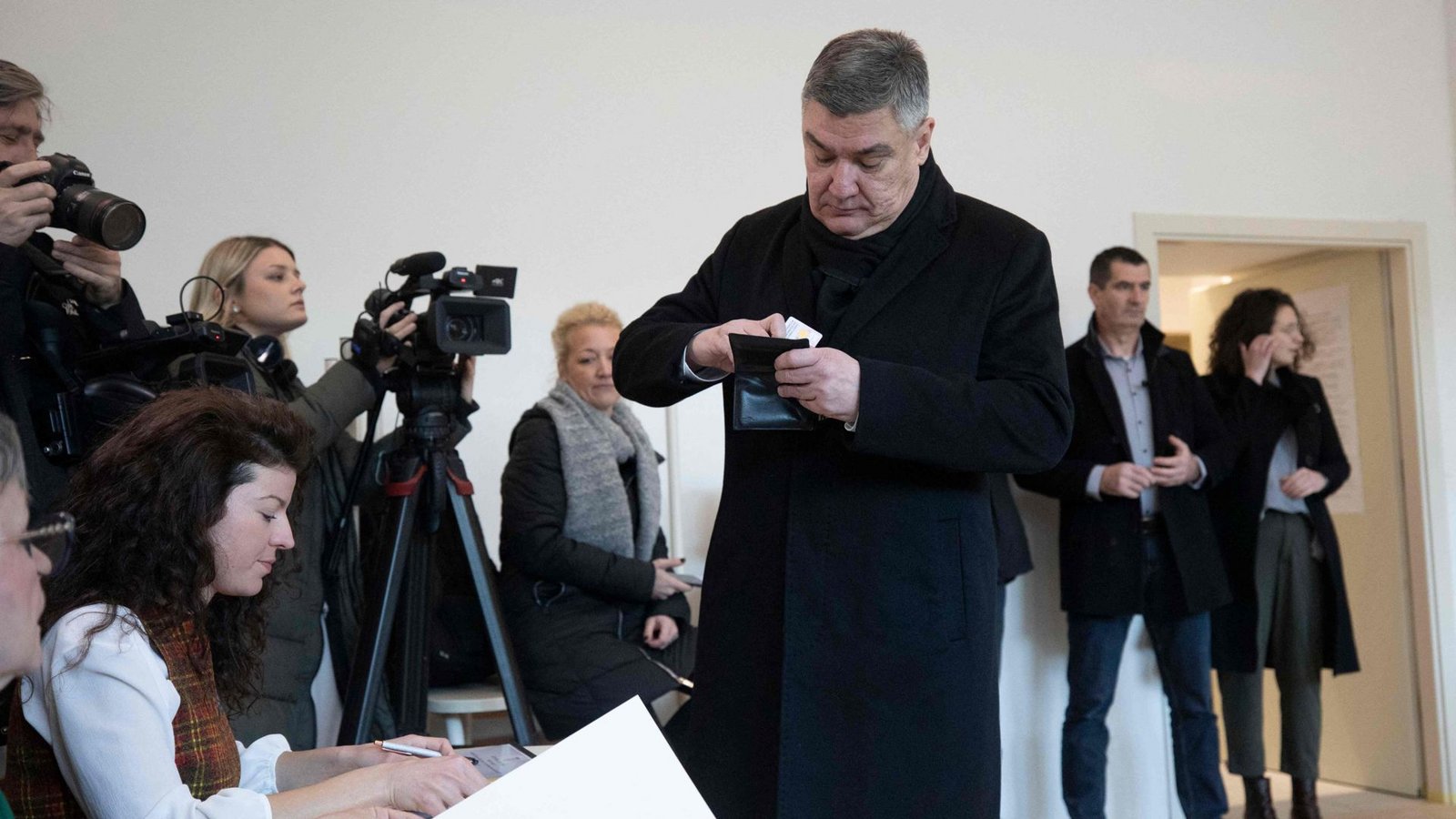 Amtsinhaber Milanivic bei der StimmabgabeFoto: AFP Amtsinhaber Milanivic bei der StimmabgabeFoto: AFP
