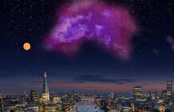 Die neu entdeckte „Eos“-Molekülwolke wäre am Himmel riesig, wenn sie mit bloßem Auge sichtbar wäre. Sie leuchtet aber nur im Fern-Ultraviolett.<span class='image-autor'>Foto: © Queen Mary University of London/Ilya Grigorik (London Skyline)/YourCredit (Eos Cloud)</span>