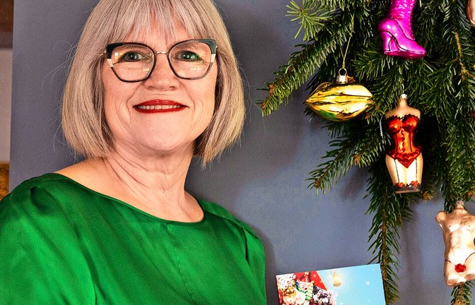 „Schneeschmelze“ – Ines Witka zeigt ihr neues Buch.<span class='image-autor'>Foto: Lichtgut/Leif Piechowski</span>
