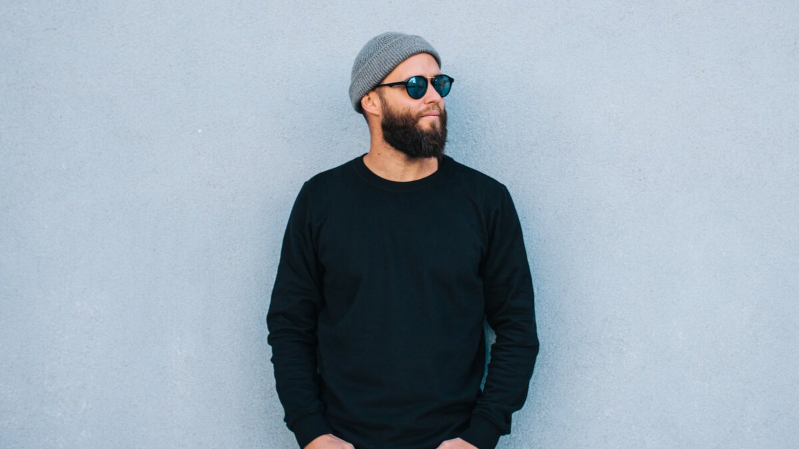 Die Begriffe „Pullover“ und „Sweatshirt“ werden oft synonym verwendet, doch was genau ist der Unterschied? Alles Wichtige hier im Überblick.Foto: San4ezz / Shutterstock.com