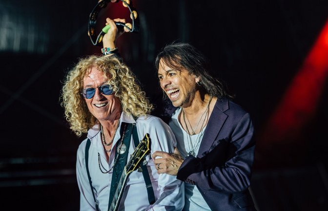 Bruce Watson (links) und Luis Maldonado von der Band Foreigner in Stuttgart<span class='image-autor'>Foto: Lichtgut/Christoph Schmidt</span>