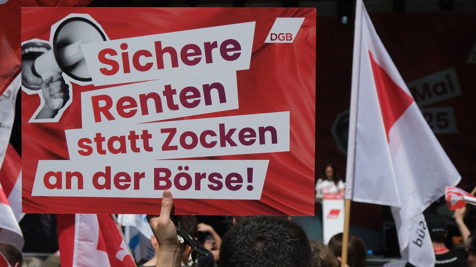 Viele Menschen sorgen sich davor, an der Börse Geld zu verlieren. (Archivbild)Foto: Sebastian Willnow/dpa Viele Menschen sorgen sich davor, an der Börse Geld zu verlieren. (Archivbild)Foto: Sebastian Willnow/dpa