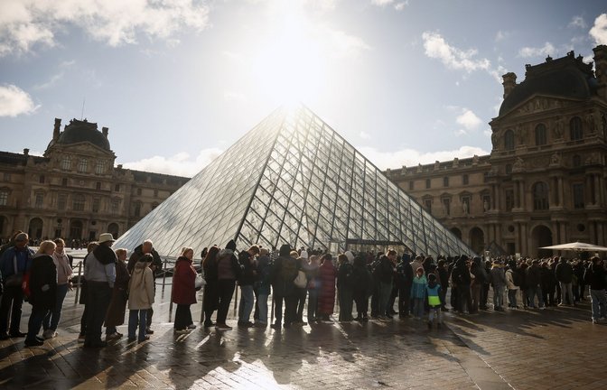 Wegen des Verdachts auf Betrug mit gefälschten Tickets hat der Louvre die Polizei eingeschaltet. (Archivbild)<span class='image-autor'>Foto: Thomas Padilla/AP/dpa</span>